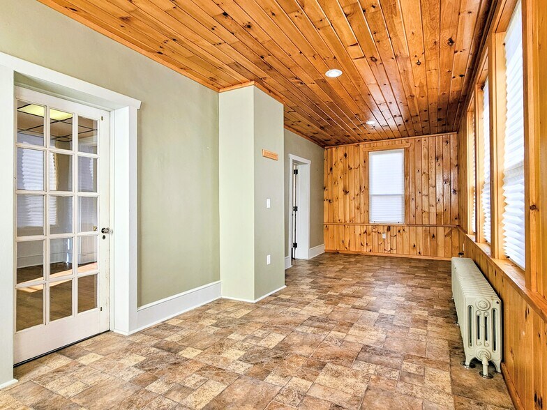 Building Photo - 461 W Main Ave