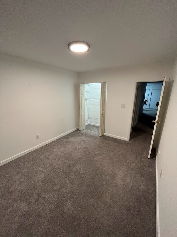 Building Photo - 10 Crescent Dr