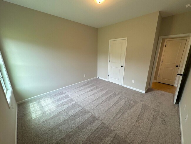 Building Photo - 5 Bedroom 3 Bathroom House