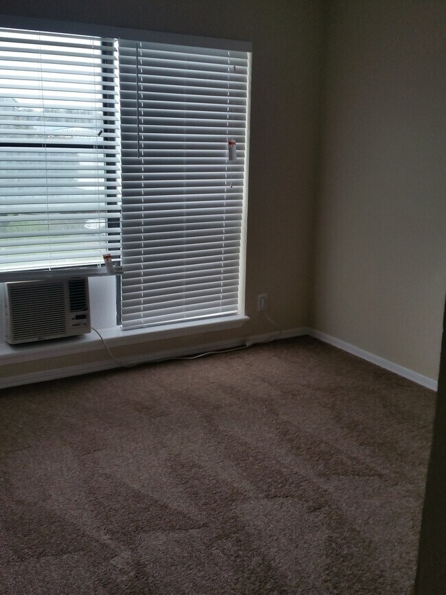Primary Photo - 2 bed 2 bath with washer/dryer connections