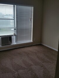 Building Photo - 2 bed 2 bath with washer/dryer connections