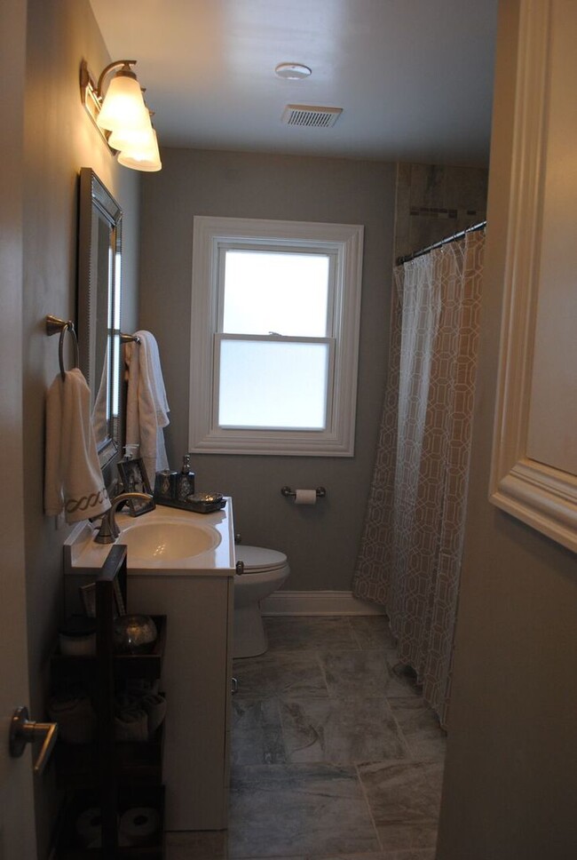 Building Photo - 39 Elmwood Dr