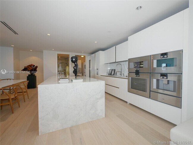 Building Photo - 10201 Collins Ave