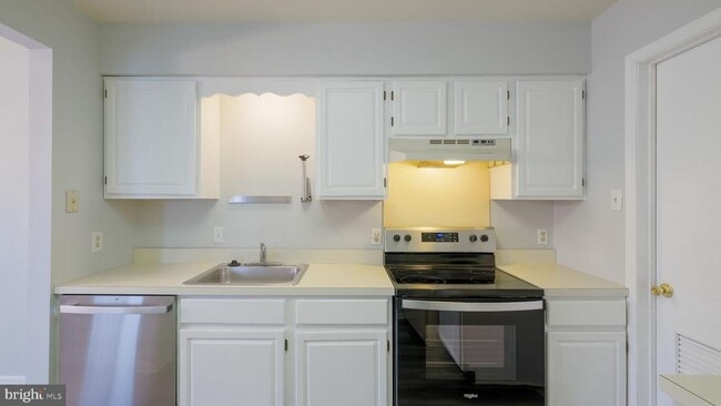 Building Photo - 211 Mews Dr