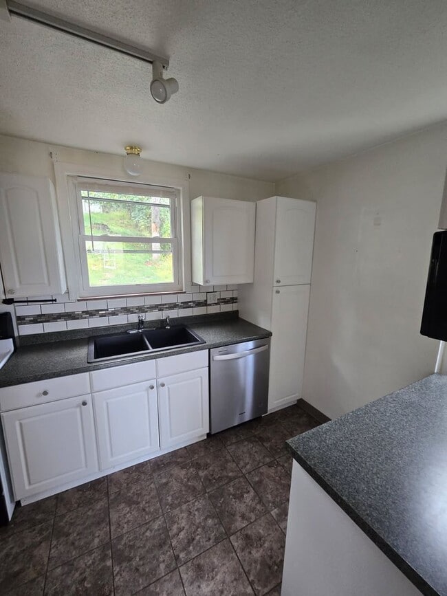 Building Photo - Welcome to this charming 3-bedroom, 1-bath...