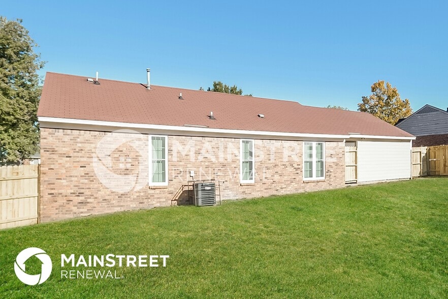 Building Photo - 3555 Dorchester Dr