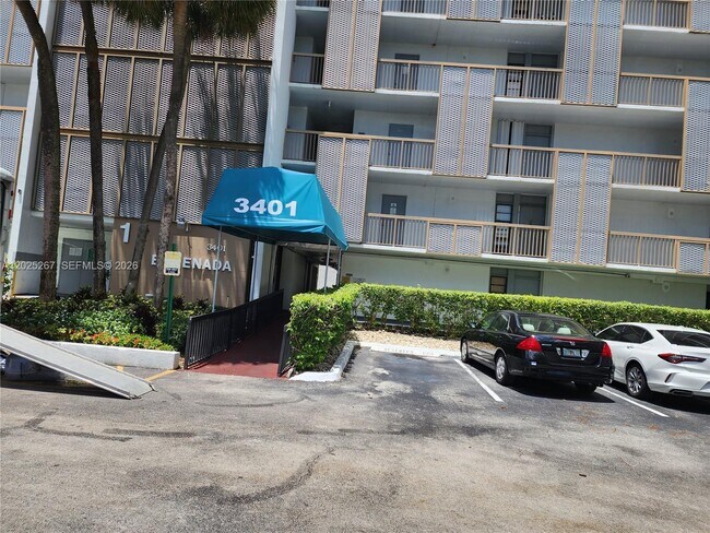 Building Photo - 3401 N Country Club Dr