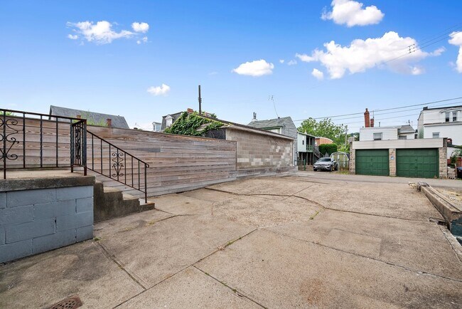 Building Photo - 1350 Goettman St