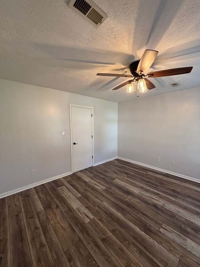 Building Photo - 3 Bedroom Home with Modern Updates & Small...