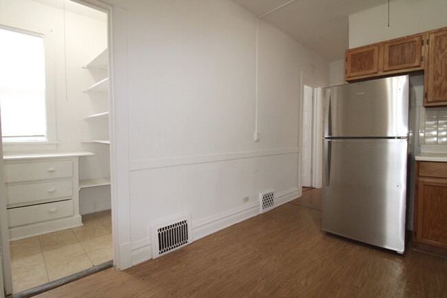 Building Photo - Charming 2 bed with Brand New Stainless - ...