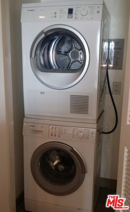 Building Photo - 3785 Wilshire Blvd