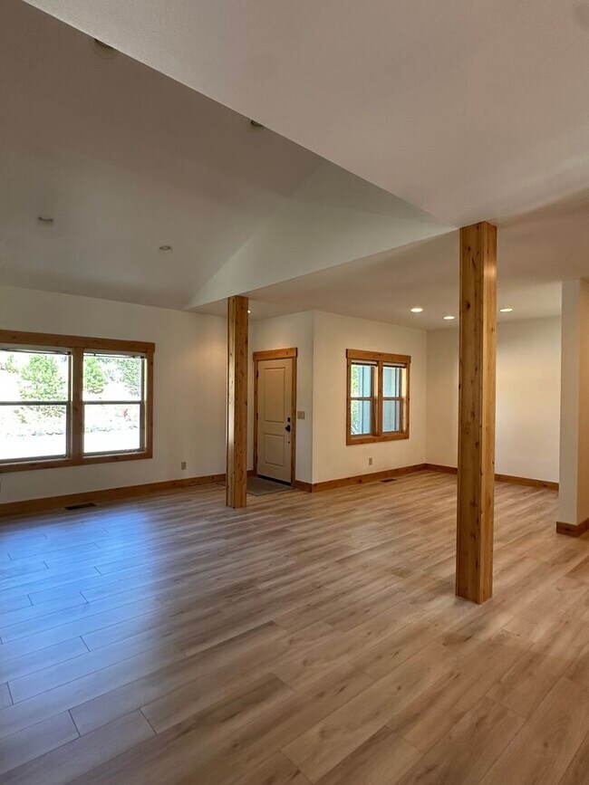 Building Photo - 115 Northwest Mount Washington Drive