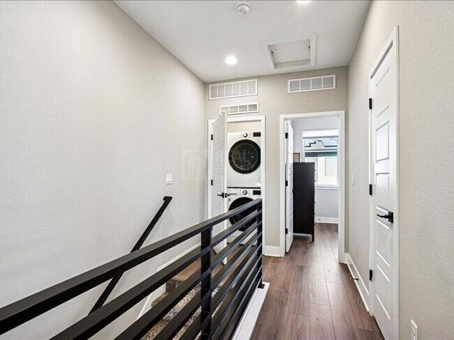 Building Photo - 3073 W Bates Ave