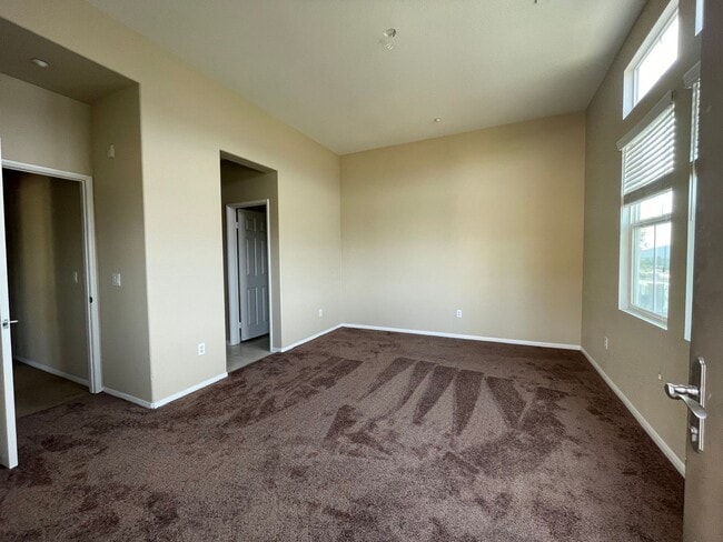 Building Photo - Three Bedroom Two Bathroom Condo in Lake E...