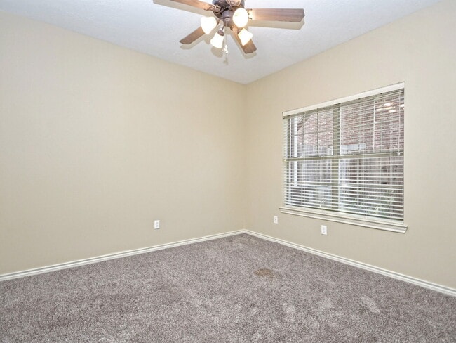 Building Photo - "Spacious 4-Bed, 4-Bath Townhouse Gem in College Station – Perfect for Comfortable Living!"