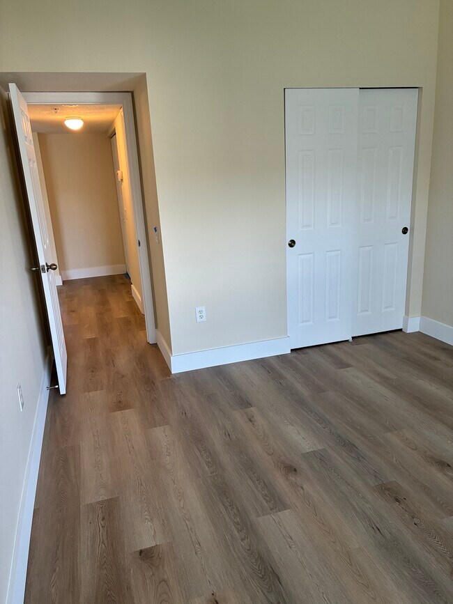 Building Photo - 4250 Players Pl