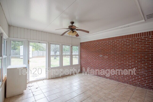 Building Photo - 6040 N Pointe Dr