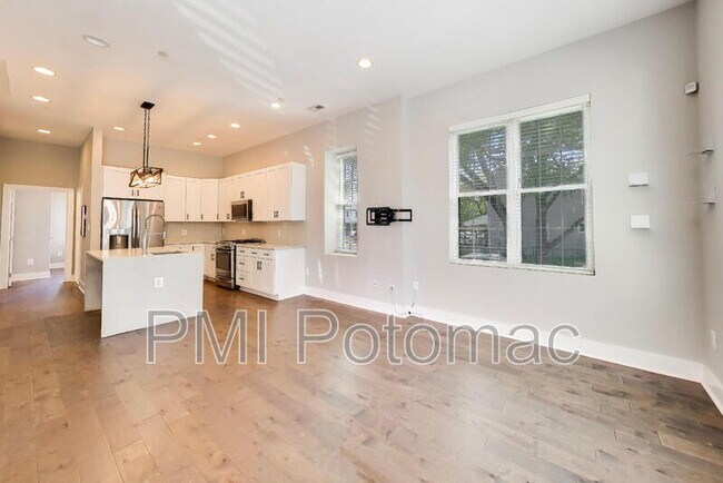 Building Photo - 1839 D St NE