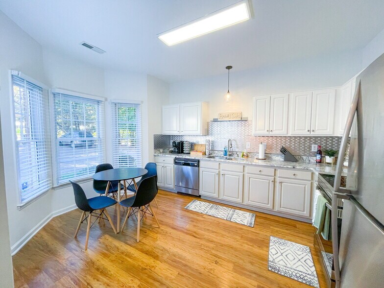 Spacious, eat-in kitchen - 5403 Picket Fence Ln