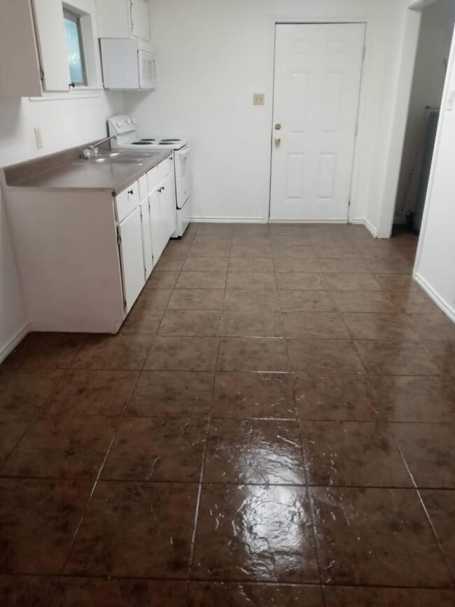 Building Photo - 2 bedroom and 1 bathroom unit ready to move in in Charlotte.