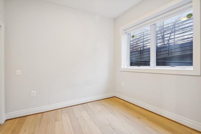 Building Photo - Near NEW 1+1 in NW DC!