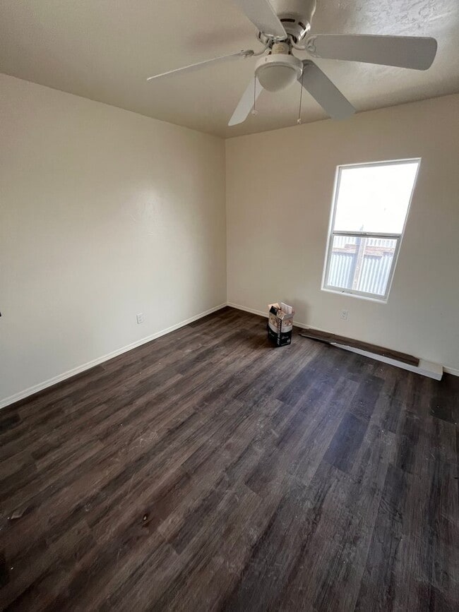 Building Photo - Cute 1 Bedroom Home