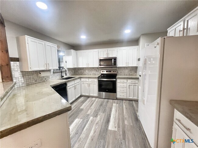 Building Photo - 1014 Camellia Ln
