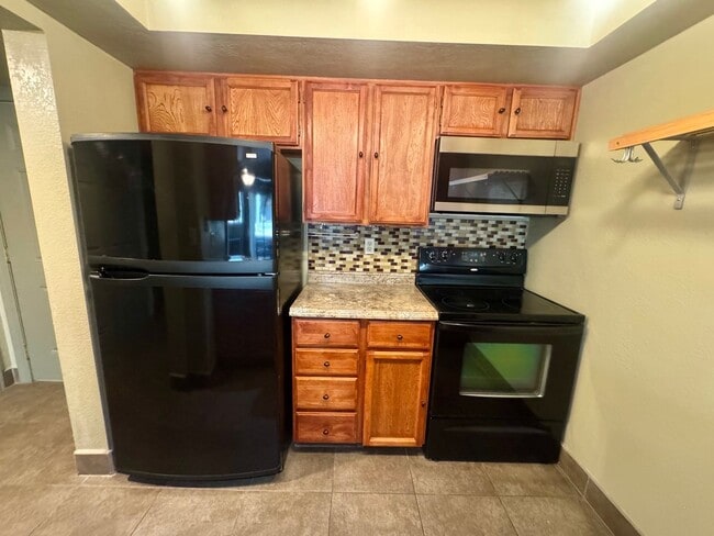 Building Photo - 2 Bedroom Codo in Rockrimmon