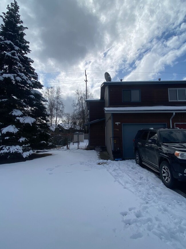 Building Photo - Well maintained 2 bed, 1.5 Bath Townhouse in West Anchorage!