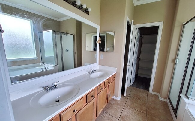Building Photo - 25047 Lenora Dr