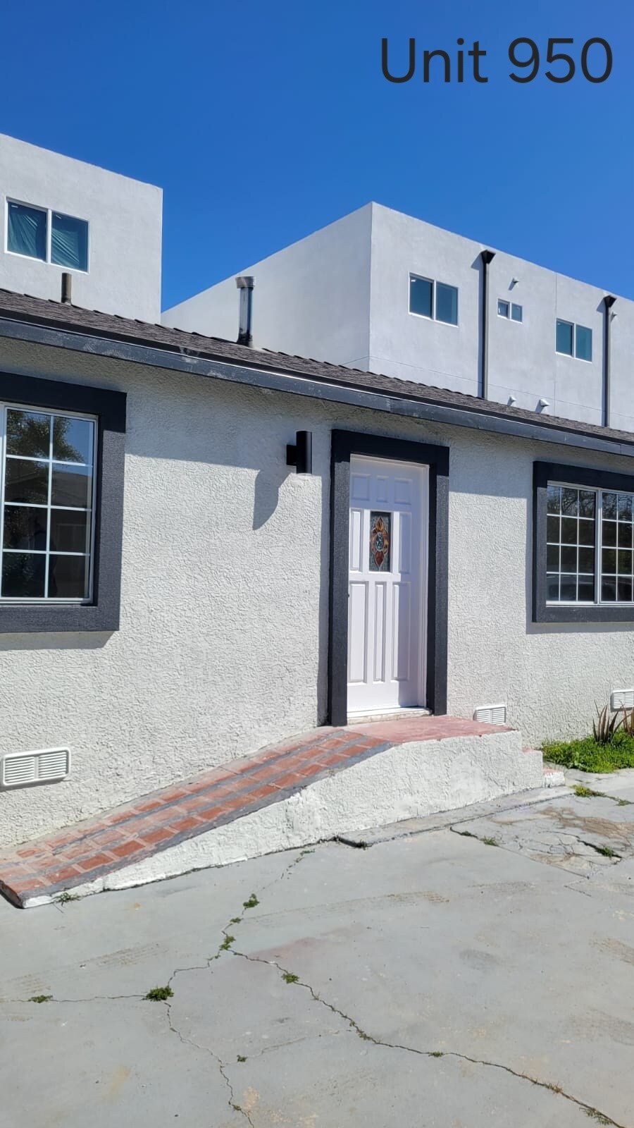 Building Photo - 950 N Kingsley Dr