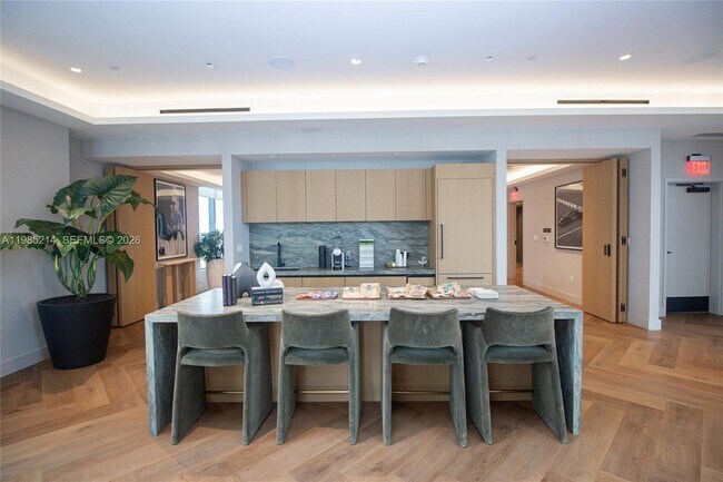 Building Photo - 121 NE 5th St