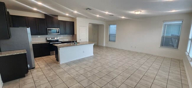 Building Photo - 5-Bedroom 3-Bathroom Home Walking distance to USAA and just mins from Medical Center and UTSA