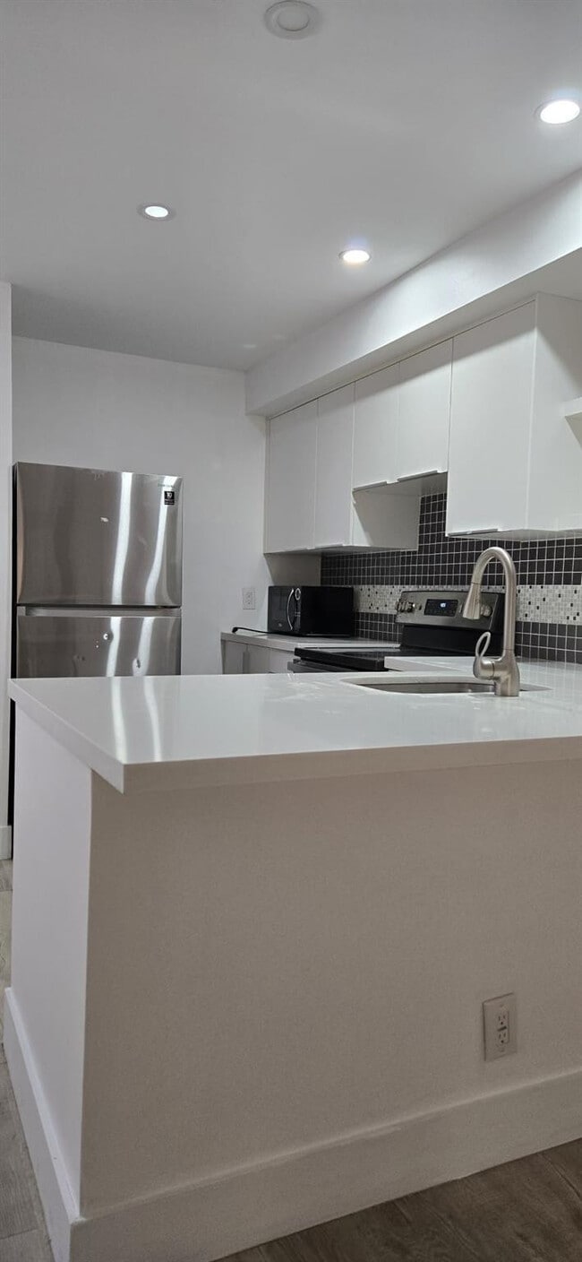 Building Photo - 10930 Royal Palm Blvd