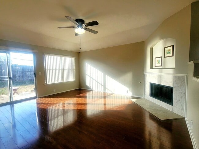 Building Photo - 1319 Periwinkle Dr