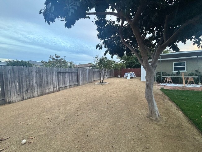 Building Photo - Spacious 3BR 1BA on 5th & I St! Large hous...