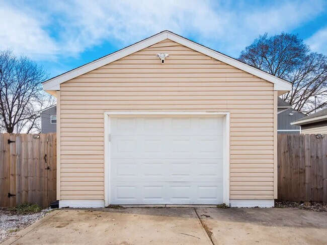 Building Photo - 228 Schultz Ave