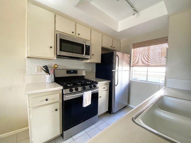 Building Photo - 1951 Malcolm Ave