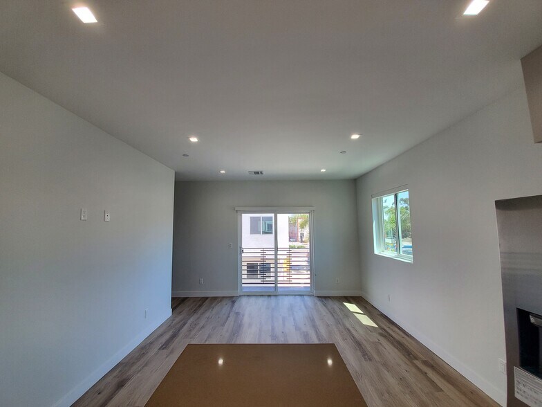 Building Photo - 2337 S Crenshaw Blvd