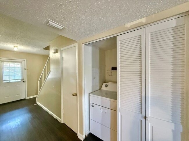 Building Photo - Available Now! 3 bedroom 2.5 bath townhome in Tyler