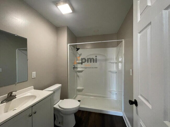 Building Photo - 424 E 10th St