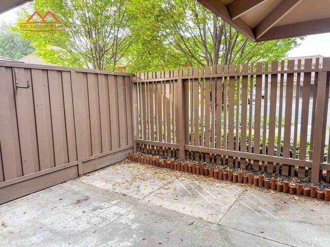 Building Photo - 236 Red Oak Dr E