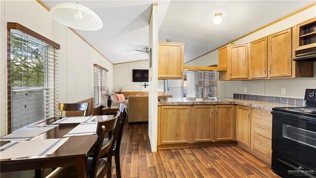 Building Photo - 10 Fern Ave W