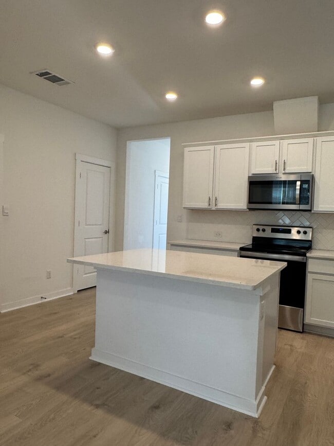 Building Photo - 4 BR/2.5BA | Single Family Home | 1-Car Garage Parking | Fenced backyard