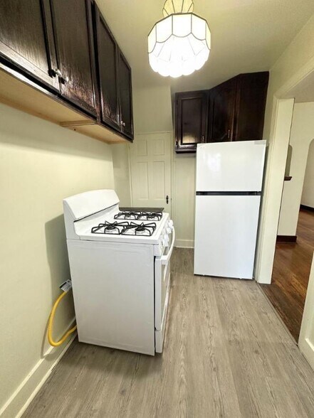 Building Photo - 246 E Meyers St