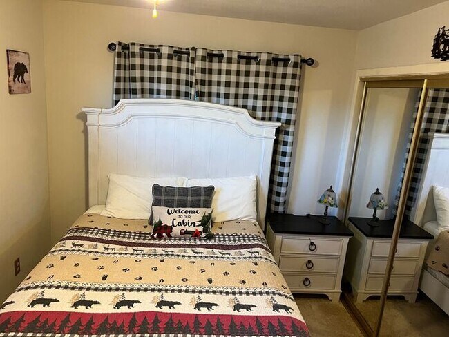 Building Photo - 3 bedroom/ 3 bath. Fully furnished ready f...