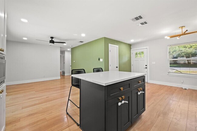 Building Photo - 2307 Deadwood Dr