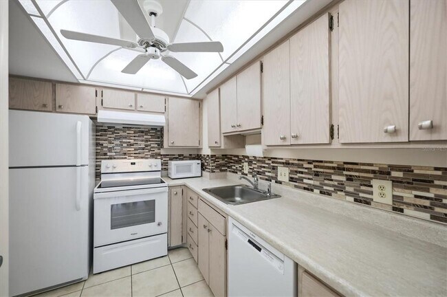 Building Photo - 555 S Gulfstream Ave