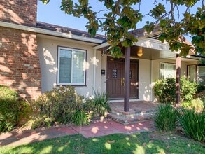 Building Photo - Exceptional Mountain View Home with Guest Suite Near Downtown