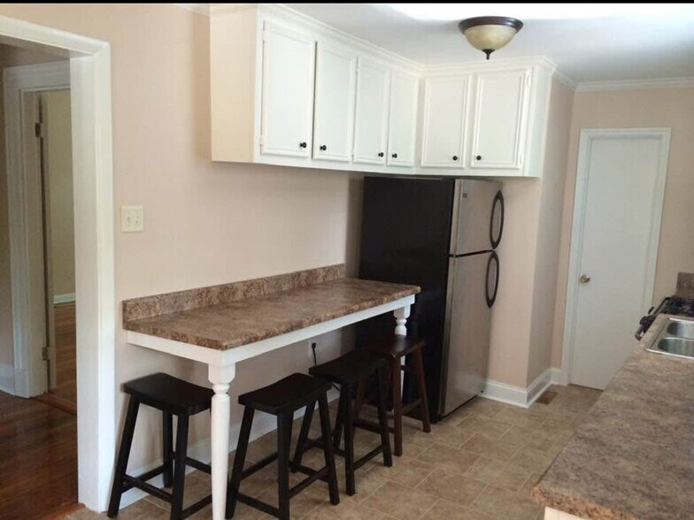 Building Photo - 217 E Richardson Ave